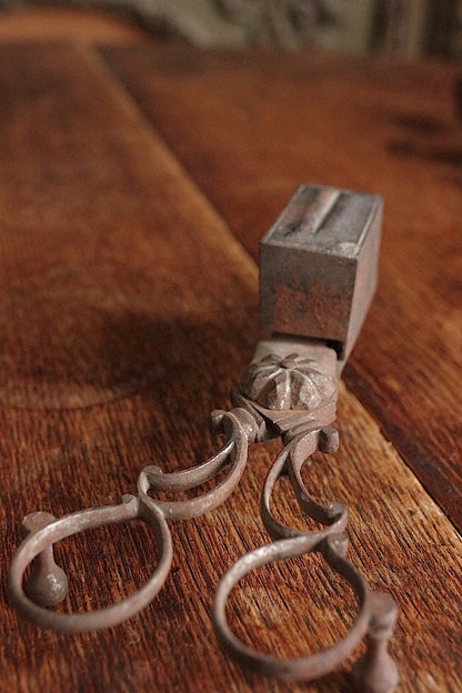 mochett en fer forge antique アンティークハサミ　火消し用 .FR a l'epoque