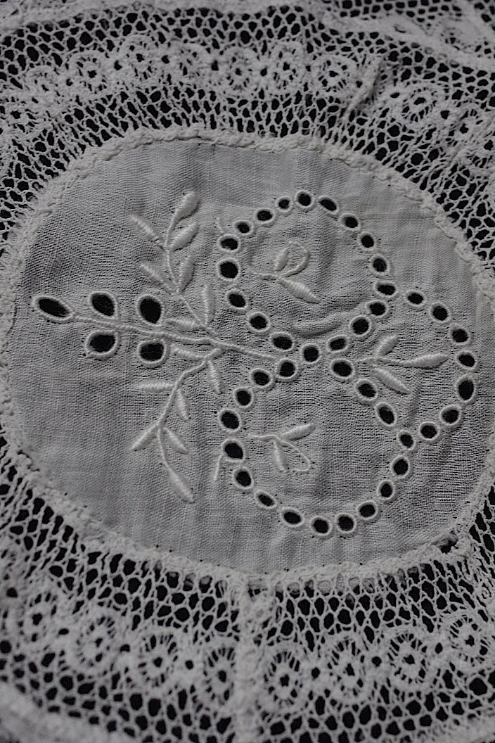 dentelle antique antique lace embroidery cross vertical 