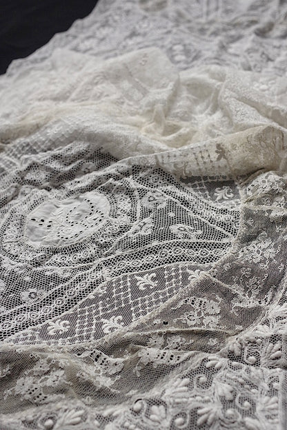 dentelle  antique アンティークレース　刺繍　クロス　縦長 .FR a l'epoque