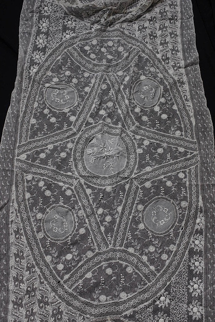 dentelle  antique アンティークレース　刺繍　クロス　縦長 .FR a l'epoque