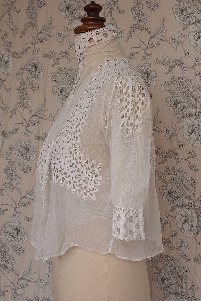 vêtement antique blouse en dentelle découpée antique