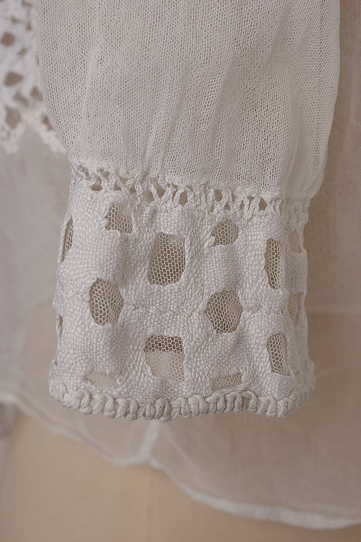 vêtement antique blouse en dentelle découpée antique