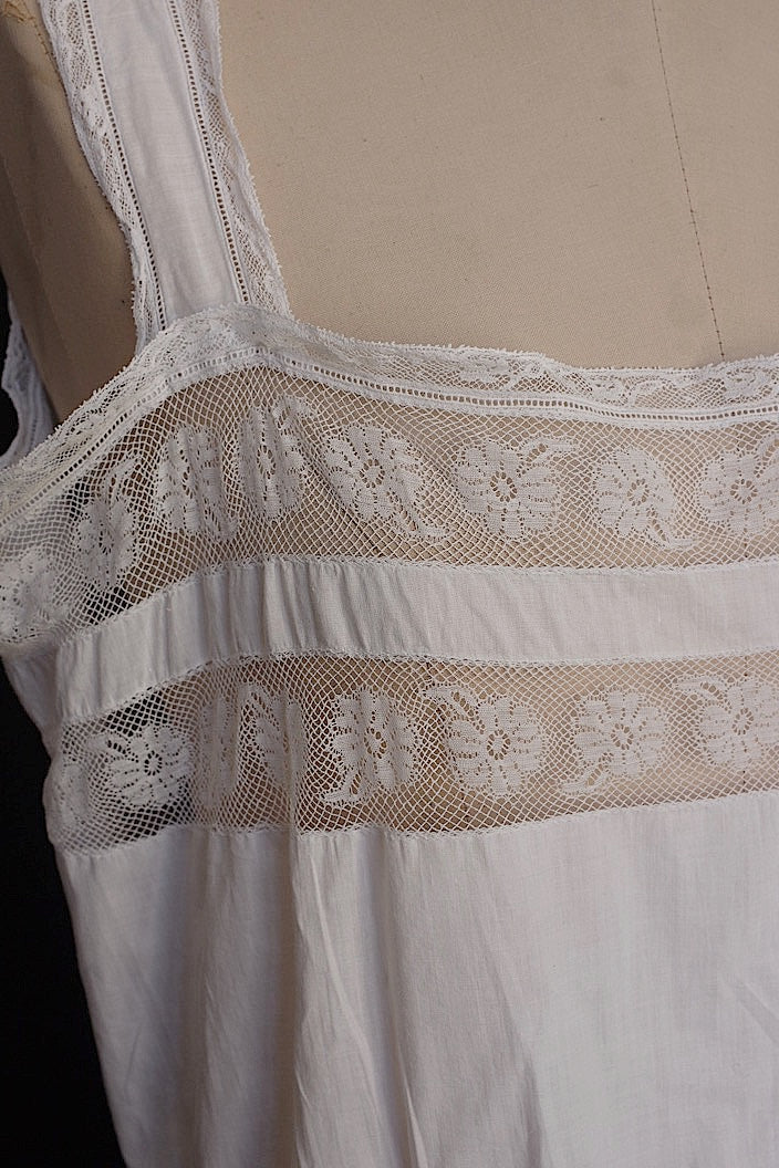 vêtement antique robe antique en dentelle brodée