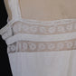 vêtement antique robe antique en dentelle brodée